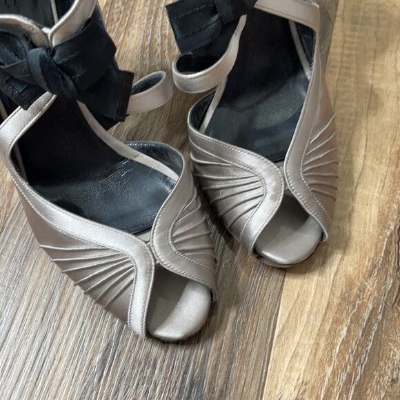 Gucci Satin Runway Bow Heels - Picture 6 of 16